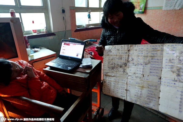 Mẹ của Guo dán đưa những tờ giấy lên bảng để con gái học Bính âm.