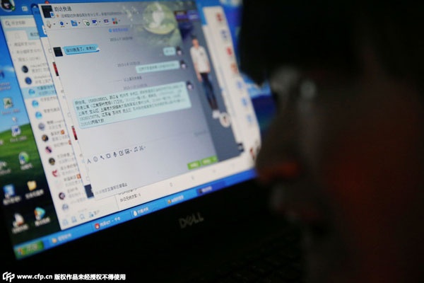 Guo sử dụng tiện ích đàm thoại trực tuyến QQ để giao tiếp với bạn bè.