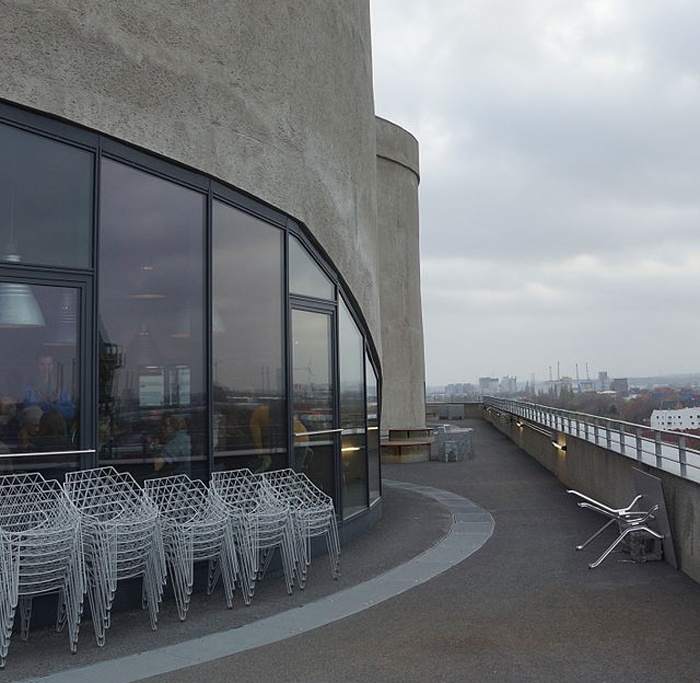 Người ta đã sửa chữa một số tháp pháo thành những quán cafe cho người dân 