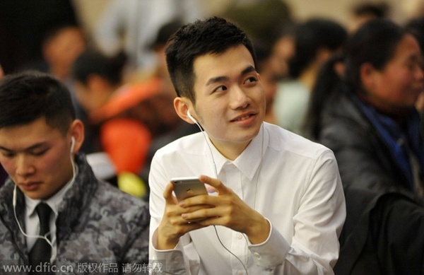 Nghe nhạc là cách để một ứng cử viên nam giết thời gian trong lúc chờ đợi.