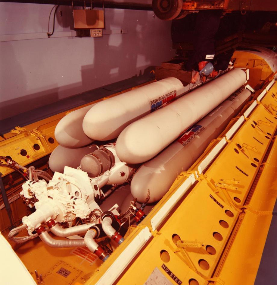 Tên lửa Tomahawk có tầm bắn dao động từ 1.300-2.500 km tùy biến thể.