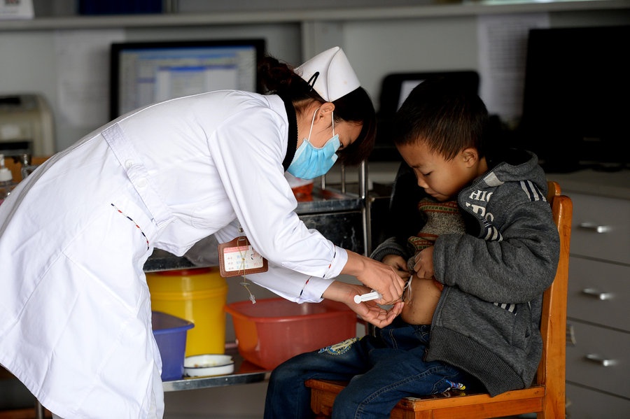 Mot ngay cua cau be ngheo thieu mau hinh anh