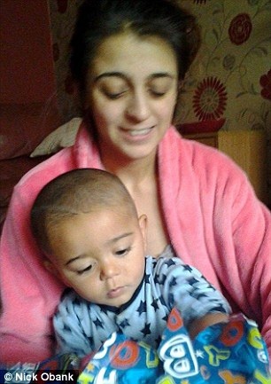 Hanh trinh gian nan cua ba me om con tron khoi IS hinh anh