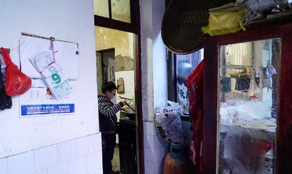 Vì chi phí điều trị bệnh ung thư của bố quá lớn, Mo từng nghỉ học và nhặt rác để trang trải viện phí.