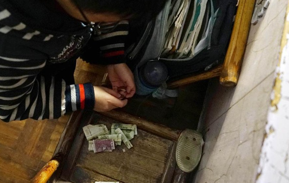 Cậu bé đếm những đồng tiền mà bạn bè trong trường quyên góp để chữa bệnh cho bố.