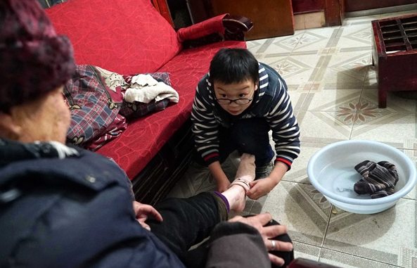 Ngoài việc chăm sóc bố và em trai, Mo còn chăm sóc bà nội. 