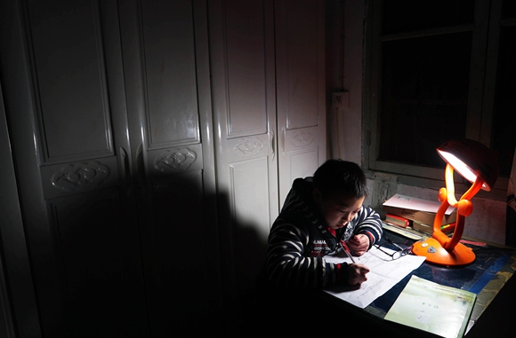 Cộng đồng mạng ở Trung Quốc bàn tán sôi nổi sau khi một người công bố những ảnh về cảnh tượng Mo nhặt rác. Sau đó nhiều nhà hảo tâm và chính quyền địa phương đã hỗ trợ gia đình em về phương diện tài chính. Nhờ lòng tốt của họ mà Mo có thể trở lại trường.