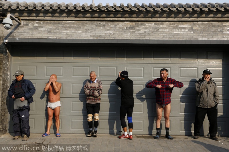 Nhóm đàn ông khởi động trước khi lao xuống hồ.