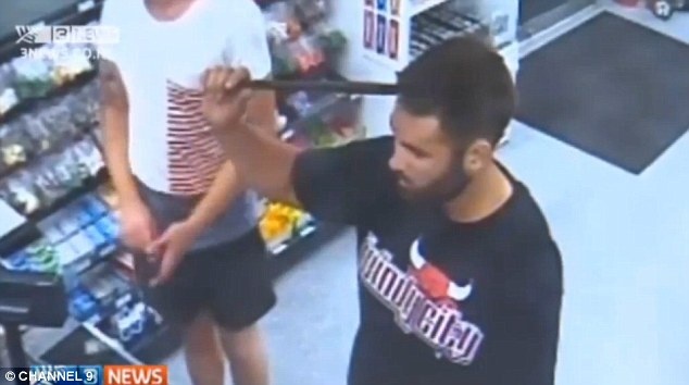 Nguoi dan ong chay vao tram xang voi thanh sat xuyen dau hinh anh