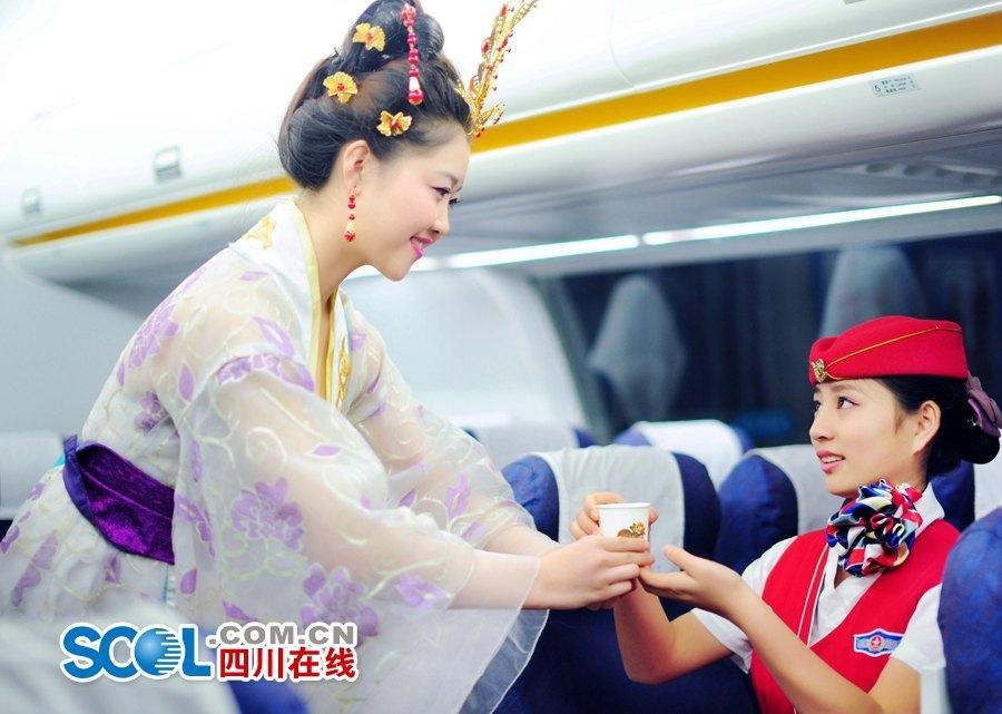 Thí sinh thực hiện động tác đưa đồ uống cho hành khách.