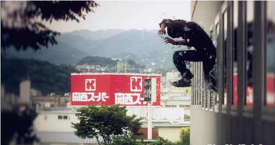 Nguoi xin viec nem ong chu ra ngoai cua so hinh anh