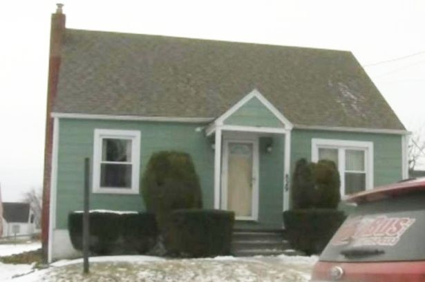 Tu vong vi dua khan vao lo vi song hinh anh