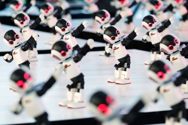 Man nhay mua tap the cua 100 robot hinh anh