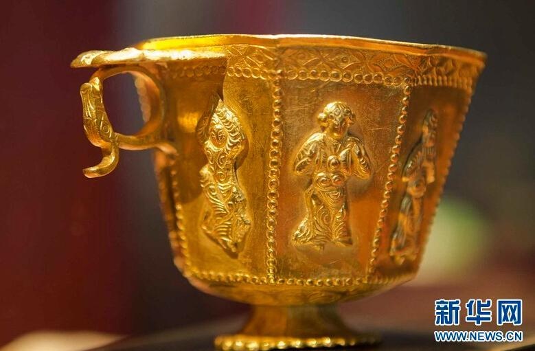 Cốc vàng hình bát giác.