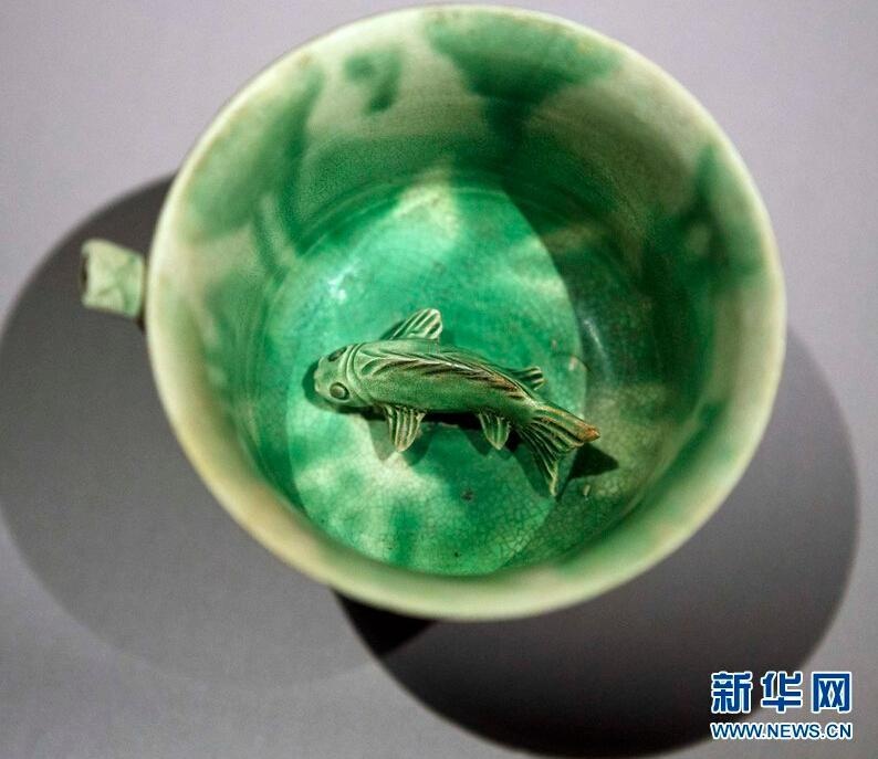 Bát sứ với con cá bên trong.