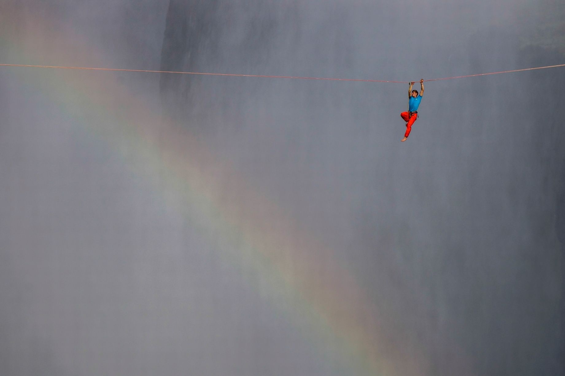 Cầu vồng hiện ra khi hai người bước trên dây.