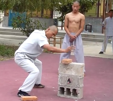 Vo su chat gach, lam gay thanh sat bang dau hinh anh