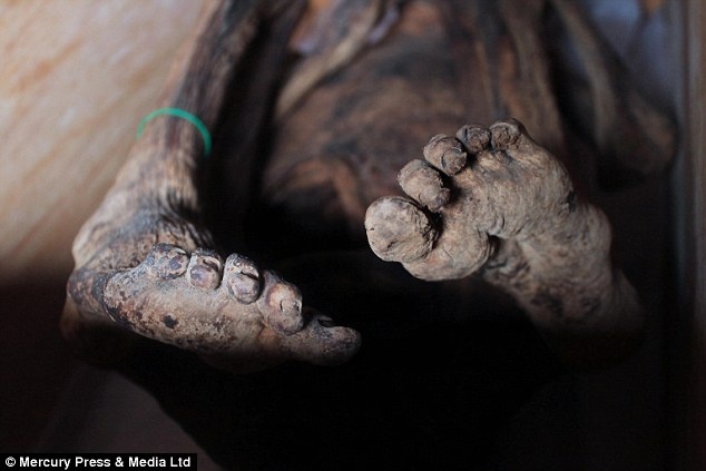 Hang tram xac kho lo dien trong nui o Philippines hinh anh