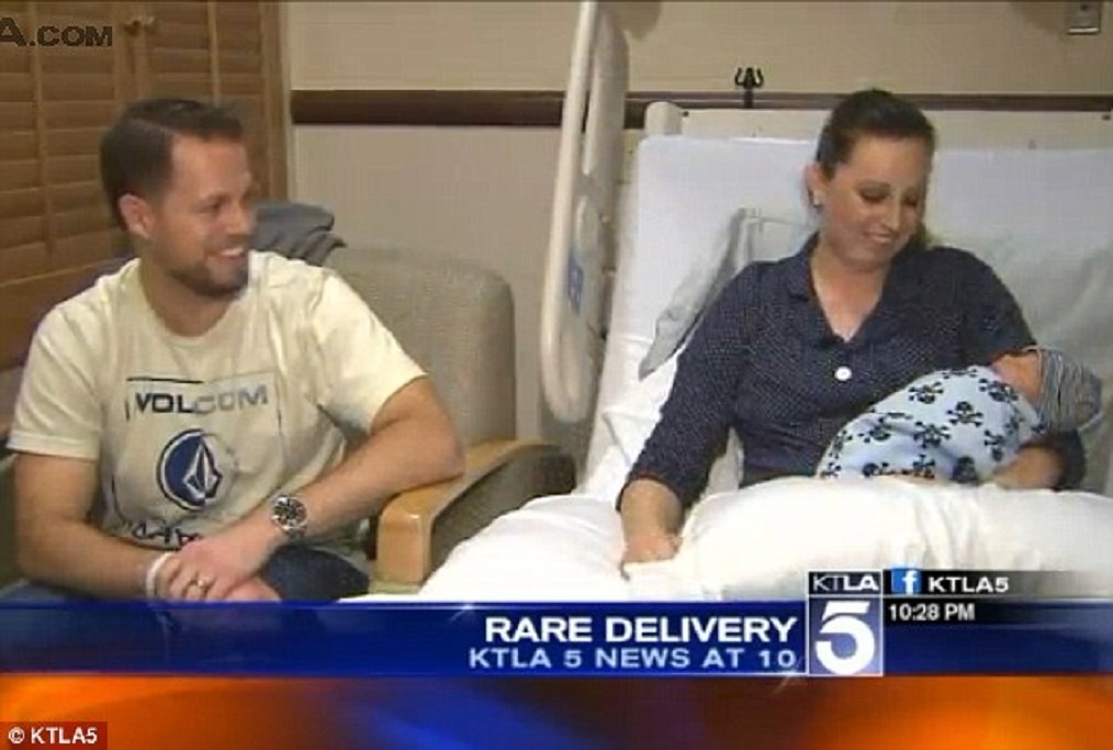 Vo, chong va con dau long deu chao doi nho mot bac si hinh anh