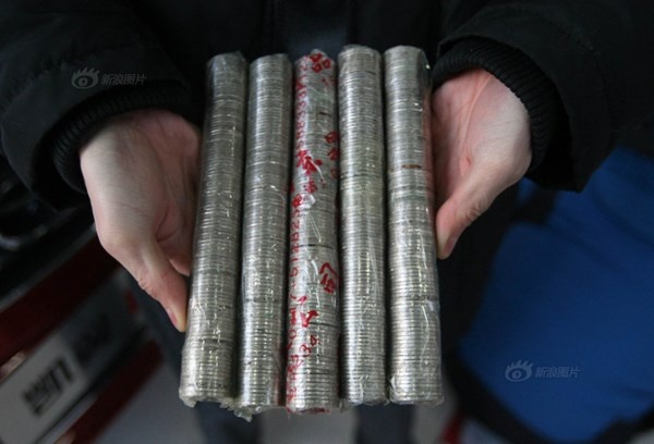 Mua xe hoi bang 150 kg tien xu hinh anh