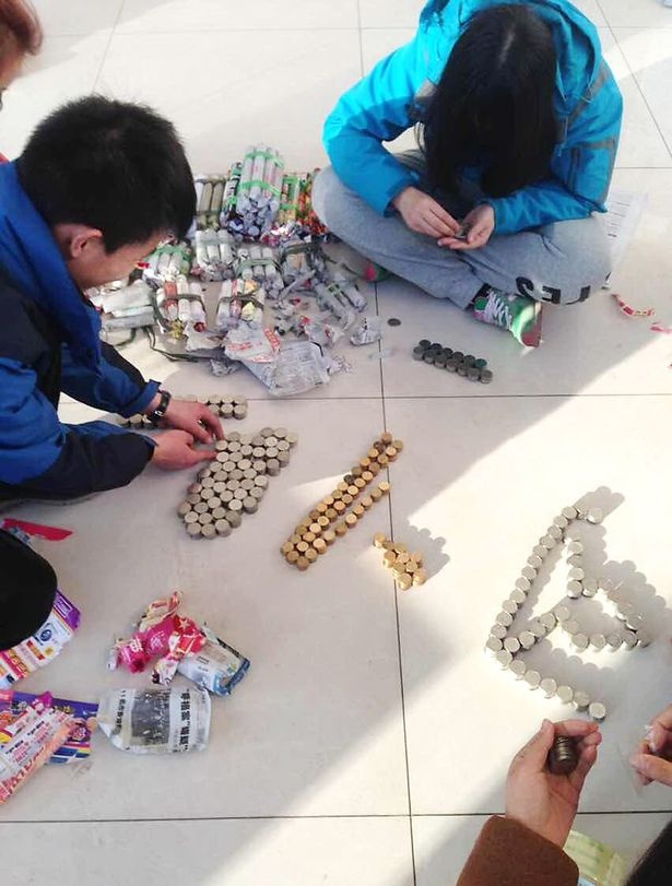 20000 Nhân dân tệ tiền xu đặt cọc nặng 150kg, Ảnh: Rex Features