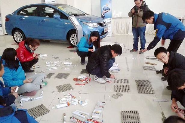 Tám nhân viên trong cửa hàng đã mất cả buổi chiều mới đếm xong số tiền xu . Ảnh: Rex Futures