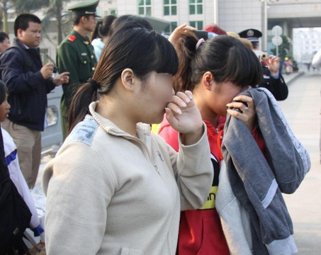 Cong an Trung Quoc dua phu nu Viet bi bat coc ve nuoc hinh anh