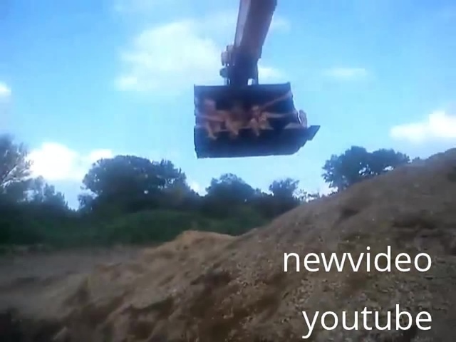 Nhom thanh nien tam suoi bang may cuoc hinh anh