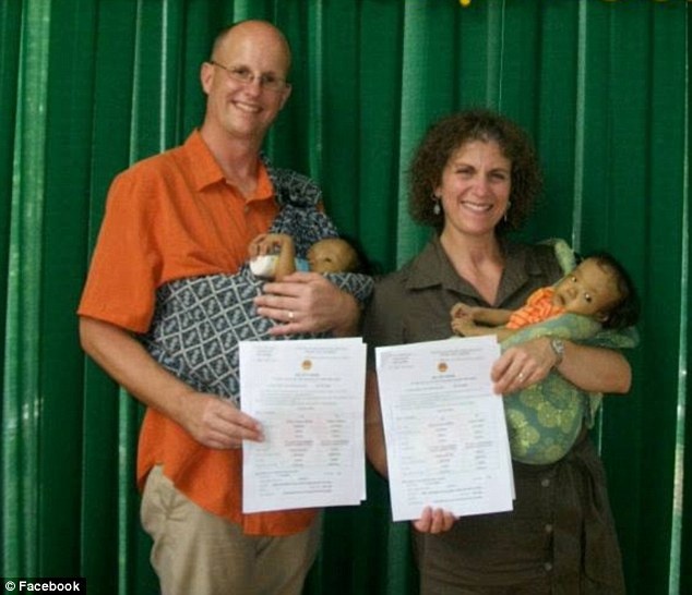 Quyet dinh kho khan cua ong bo nhan nuoi hai be gai Viet hinh anh