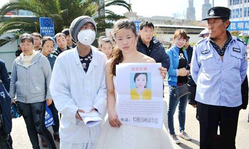 Co gai tuyen chong giau khan cap de cuu anh hinh anh