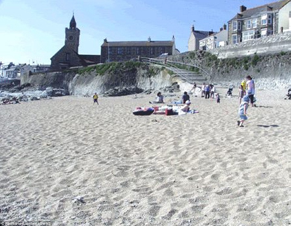 Porthleven là tên một bãi biển ở hạt Cornwall, Anh. Nó nổi tiếng bởi bãi cát vàng và khung cảnh thợ mộng.
