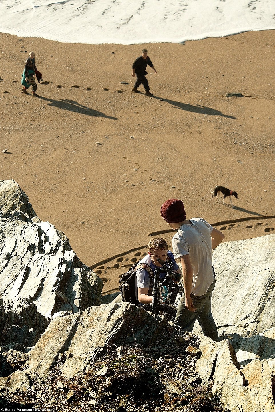 Du khách trở lại bãi biển sau khi cát vàng