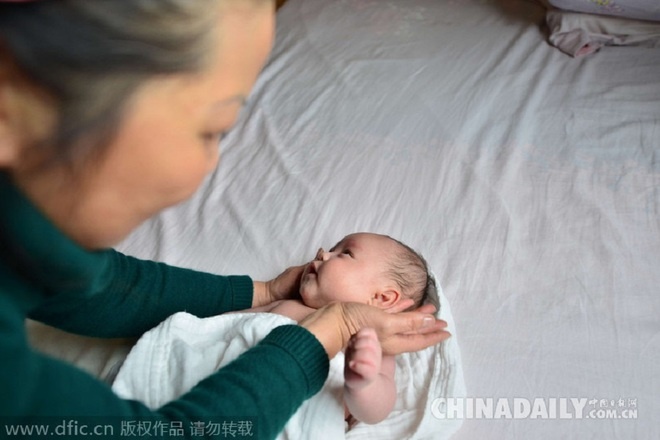 Hàng ngày bà Cung tới nhà khách hàng 