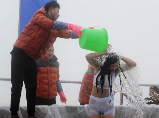 Phu nu tham gia thu thach doi nuoc da giua mua dong hinh anh