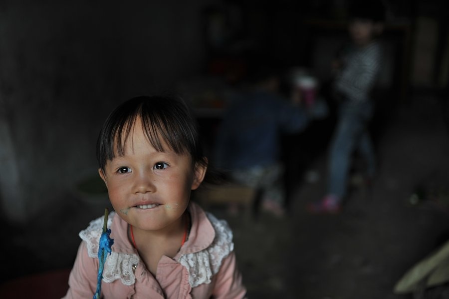 Trong lúc Wang nấu thức ăn, con gái của cô chơi gần đó. 