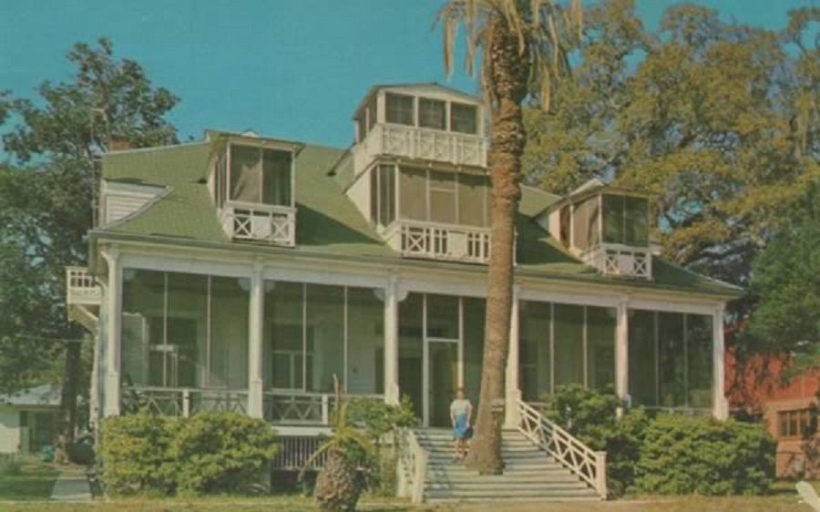 Cay cọ mọc xuyên thềm trở thành điểm nhấn cho ngôi hà Father Ryan ở bang Mississipi. Ảnh: Misspreservation