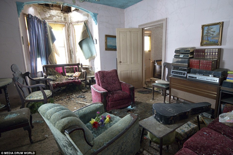 Ben trong ngoi nha hoang ton tai hon nua the ky hinh anh