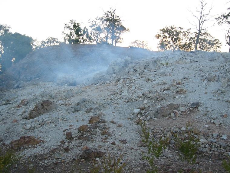 Khi tới núi Cháy, du khách sẽ thấy khói bốc lên từ núi.