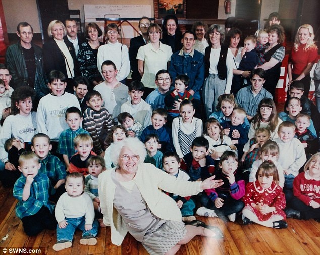 Cu ba co hon 150 con, chau, chat hinh anh