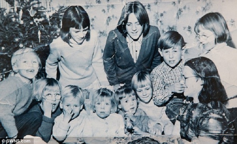 Bà Emma chụp ảnh cùng các cháu. Ảnh: SWNS