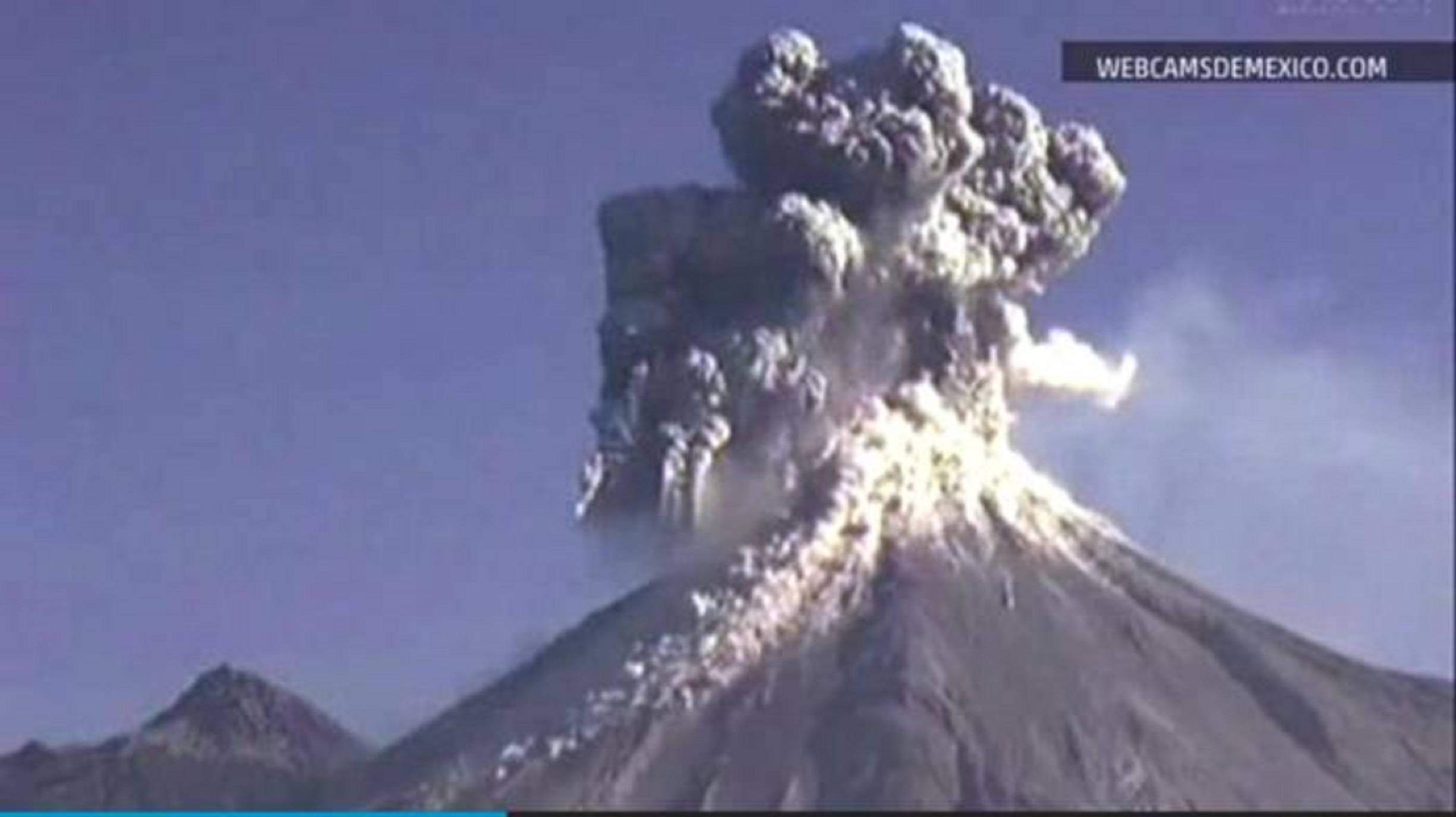 Canh tuong tro bui bay xa 4 km khi nui lua phun trao hinh anh