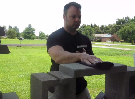 Vo su dap vo gach be tong bang luc ban tay hinh anh