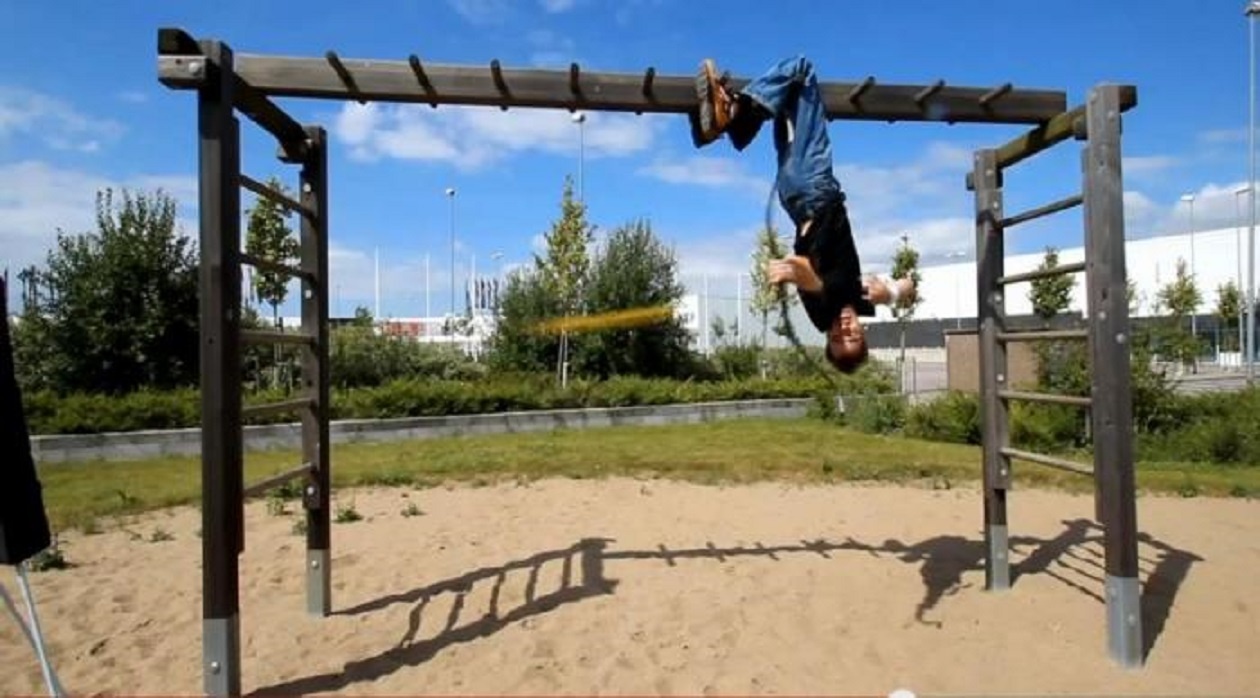 Cung thu ban 3 mui ten trong gan mot giay khi treo than hinh anh