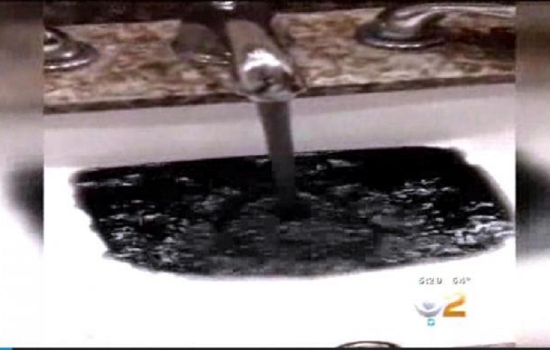 Nuoc may chuyen mau den hinh anh