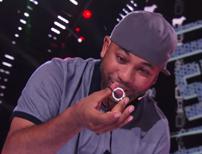 Ao thuat gia muon nhan, but cua giam khao de bieu dien hinh anh