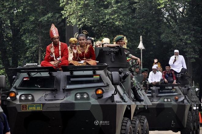 Hon 5.000 co dau cuoi xe boc thep toi nha chong hinh anh