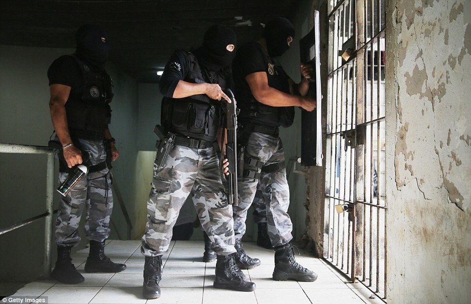 Lực lượng canh nhà tù là quân cảnh, chứ không phải cảnh sát.