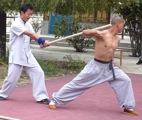 Vo su Thieu Lam chiu cu dap bang gay vao tay, chan, bung hinh anh