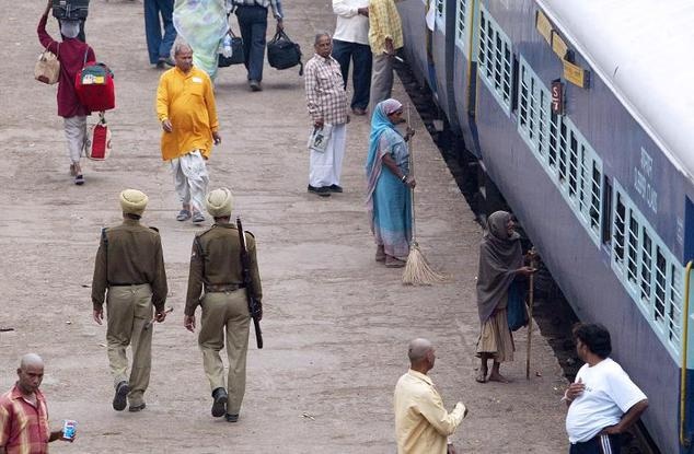 An Do phat hien hang chuc thi the thoi rua trong nha phap y hinh anh