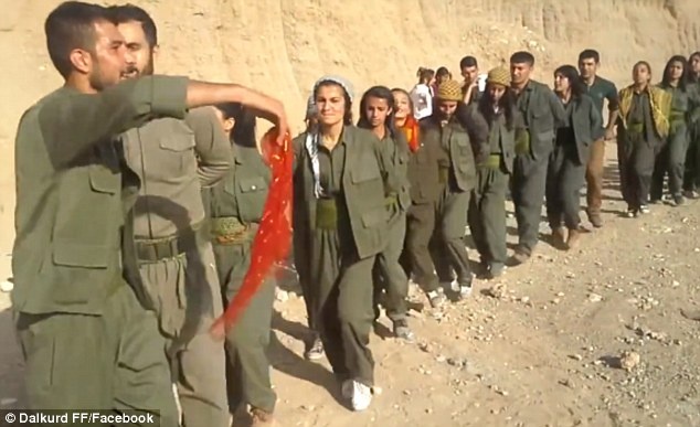 Chien binh nguoi Kurd mua tap the sau khi danh bai IS hinh anh